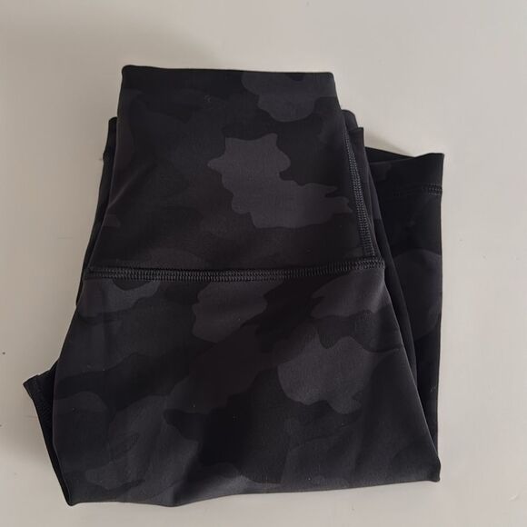 Lululemon heritage camo super high rise align short EUC - Picture 4 of 4